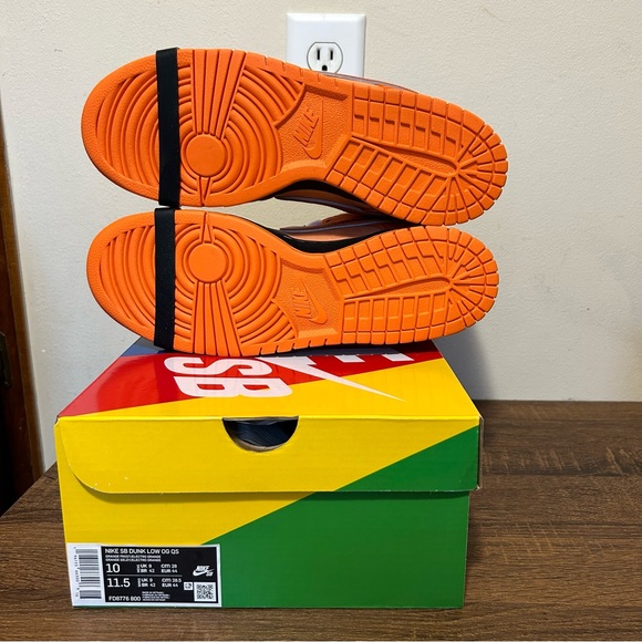 Nike SB Dunk Low Orange Lobster Size 10M FD8776-800 NEW Authentic Regular Box - Picture 6 of 9